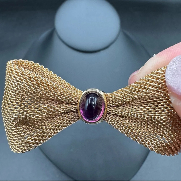Bow Tie Pin with Purple Lucite Cabochon Jewel in Gold Tone Mesh - Picture 5 of 12